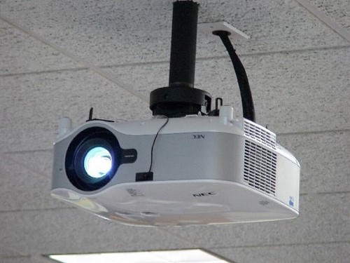 Khắc phục máy chiếu bị ngược hình khi treo trên trần nhà