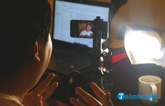 Cách biến điện thoại của bạn thành webcam chuyên nghiệp khi dùng phần mềm Zoom