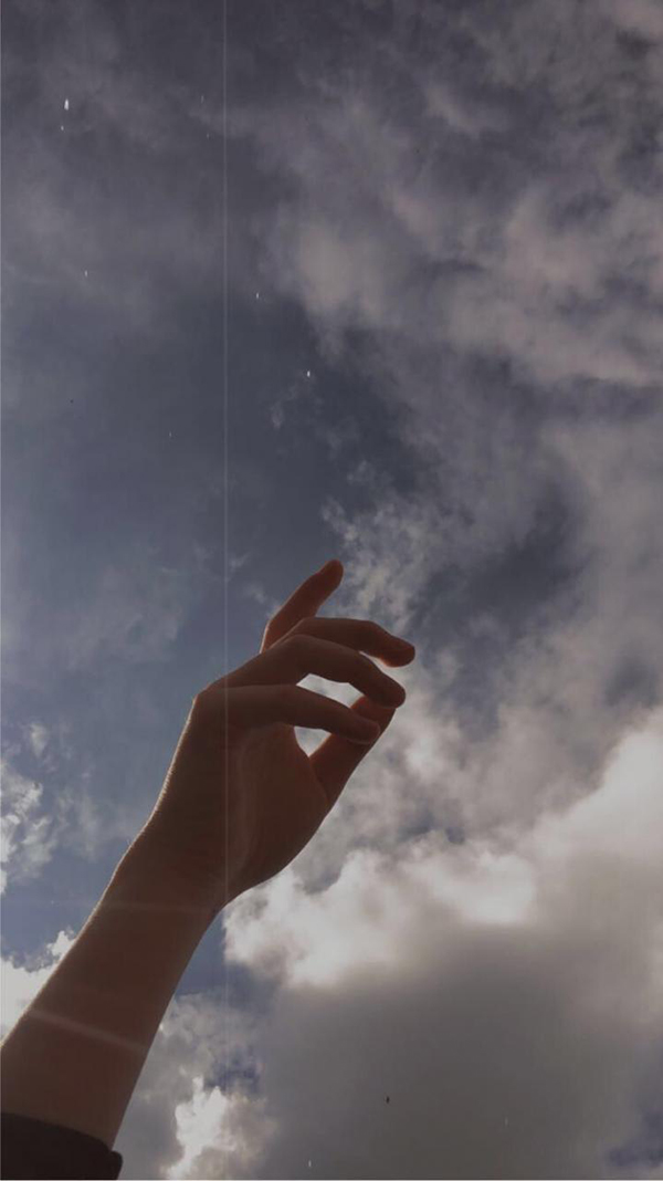 Cảm nhận sự hùng vĩ và độc đáo của bầu trời khi nhìn vào bức hình nền ấn tượng với chiếc tay xinh xắn giữa khung cảnh. Bạn sẽ không thể rời mắt khỏi cảnh tượng này, ngất ngây với vẻ đẹp tự nhiên hấp dẫn.