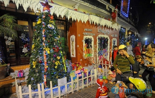 Địa điểm chụp ảnh Giáng Sinh đẹp nhất Hà Nội